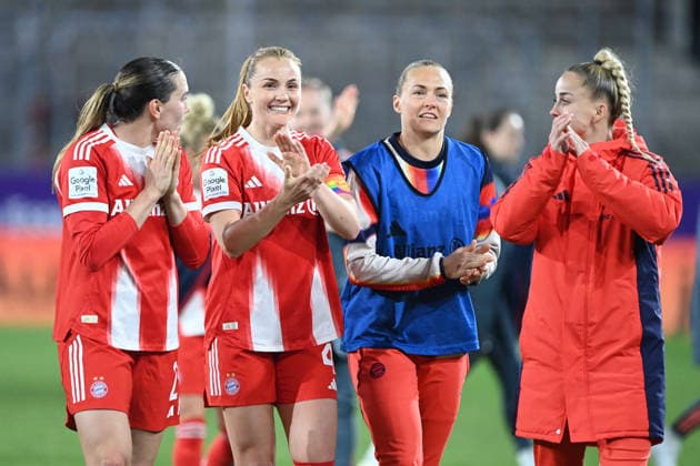 Schlussjubel, jubelnd, Jubel, Begeisterung, Freude, Emotion -v.l. Vanessa GILLES (M) , Glodis Perla VIGGOSDOTTIR (M) , Georgia STANWAY (M) und Giulia GWINN (M) SGS Essen - FC Bayern Muenchen 0-5 Fussball Google Pixel Bundesliga der Frauen Saison 2025 2026, 21.Spieltag, Spieltag21 am 20.03.2026 im Stadion an der Hafenstrasse Essen, Â