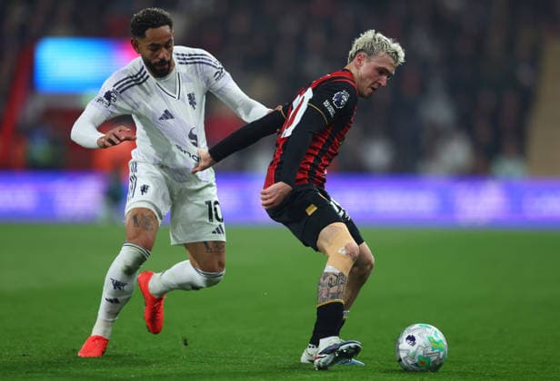 Bournemouth, England, 20th March 2026. Matheus Cunha of Manchester United, ManU and Ãlex Jimà nez of Bournemouth challenge for the ball during the AFC Bournemouth vs Manchester United Premier League match at the Vitality Stadium, Bournemouth. Picture credit should read: Paul Terry Sportimage EDITORIAL USE ONLY. No use with unauthorised audio, video, data, fixture lists, club league logos or live services. Online in-match use limited to 120 images, no video emulation. No use in betting, games or single club league player publications. SPI_063_PT_Bournemouth_Man_Utd SPI-4628-0063