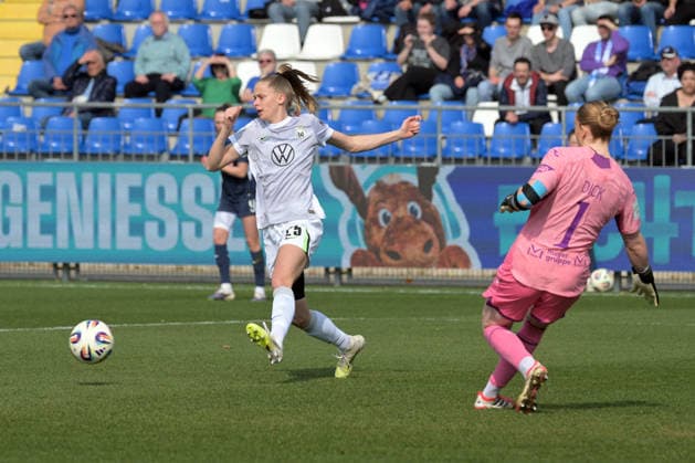 Vivien Endemann (VfL Wolfsburg, 25) am mit Ball im Zweikampf mit Laura Dick (TSG 1899 Hoffenheim, 1) im Tor GER, TSG 1899 Hoffenheim vs. VfL Wolfsburg , Fussball, Google Pixel Frauen Bundesliga, 21.Spieltag, Saison 2025 2026, 21.03.2026 DFB DFL regulations prohibit any use of photographs as image sequences and or quasi-video GER, TSG 1899 Hoffenheim vs. VfL Wolfsburg, Fussball, Google Pixel Frauen-Bundesliga, Saison 2025 2026, 21.03.2026 Hoffenheim Copyright: xEibner-Pressefoto TobiasxBaurx EP_TBR