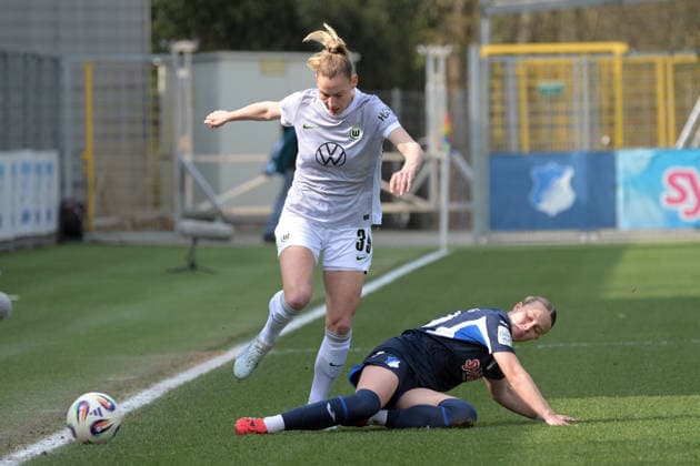 Sarai Linder (VfL Wolfsburg, 39) am mit Ball im Zweikampf mit Laura Gloning (TSG 1899 Hoffenheim, 20) GER, TSG 1899 Hoffenheim vs. VfL Wolfsburg , Fussball, Google Pixel Frauen Bundesliga, 21.Spieltag, Saison 2025 2026, 21.03.2026 DFB DFL regulations prohibit any use of photographs as image sequences and or quasi-video GER, TSG 1899 Hoffenheim vs. VfL Wolfsburg, Fussball, Google Pixel Frauen-Bundesliga, Saison 2025 2026, 21.03.2026 Hoffenheim Copyright: xEibner-Pressefoto TobiasxBaurx EP_TBR