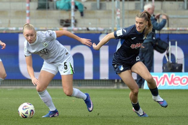 Ella Peddemors (VfL Wolfsburg, 05) am mit Ball im Zweikampf mit Selina Cercil (TSG 1899 Hoffenheim, 29) GER, TSG 1899 Hoffenheim vs. VfL Wolfsburg , Fussball, Google Pixel Frauen Bundesliga, 21.Spieltag, Saison 2025 2026, 21.03.2026 DFB DFL regulations prohibit any use of photographs as image sequences and or quasi-video GER, TSG 1899 Hoffenheim vs. VfL Wolfsburg, Fussball, Google Pixel Frauen-Bundesliga, Saison 2025 2026, 21.03.2026 Hoffenheim Copyright: xEibner-Pressefoto TobiasxBaurx EP_TBR
