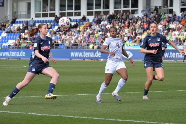 Lineth Beerensteyn (VfL Wolfsburg, 09) im Zweikampf mit Lisa Doorn (TSG 1899 Hoffenheim, 14) und Svenja Voehringer (TSG 1899 Hoffenheim, 34) GER, TSG 1899 Hoffenheim vs. VfL Wolfsburg , Fussball, Google Pixel Frauen Bundesliga, 21.Spieltag, Saison 2025 2026, 21.03.2026 DFB DFL regulations prohibit any use of photographs as image sequences and or quasi-video GER, TSG 1899 Hoffenheim vs. VfL Wolfsburg, Fussball, Google Pixel Frauen-Bundesliga, Saison 2025 2026, 21.03.2026 Hoffenheim Copyright: xEibner-Pressefoto TobiasxBaurx EP_TBR