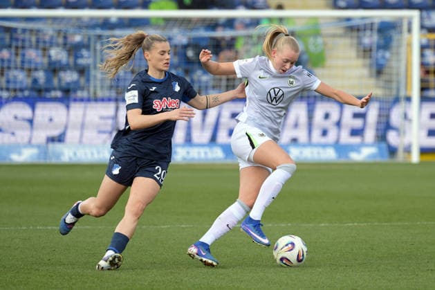 Ella Peddemors (VfL Wolfsburg, 05) am mit Ball im Zweikampf mit Selina Cercil (TSG 1899 Hoffenheim, 29) GER, TSG 1899 Hoffenheim vs. VfL Wolfsburg, Fussball, Google Pixel Frauen-Bundesliga, Saison 2025 2026, 21.03.2026 DFB DFL regulations prohibit any use of photographs as image sequences and or quasi-video GER, TSG 1899 Hoffenheim vs. VfL Wolfsburg, Fussball, Google Pixel Frauen-Bundesliga, Saison 2025 2026, 21.03.2026 Hoffenheim Copyright: xEibner-Pressefoto TobiasxBaurx EP_TBR