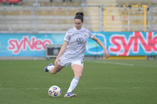 Caitlin Dijkstra (VfL Wolfsburg, 03) am mit Ball GER, TSG 1899 Hoffenheim vs. VfL Wolfsburg, Fussball, Google Pixel Frauen-Bundesliga, Saison 2025 2026, 21.03.2026 DFB DFL regulations prohibit any use of photographs as image sequences and or quasi-video GER, TSG 1899 Hoffenheim vs. VfL Wolfsburg, Fussball, Google Pixel Frauen-Bundesliga, Saison 2025 2026, 21.03.2026 Hoffenheim Copyright: xEibner-Pressefoto TobiasxBaurx EP_TBR