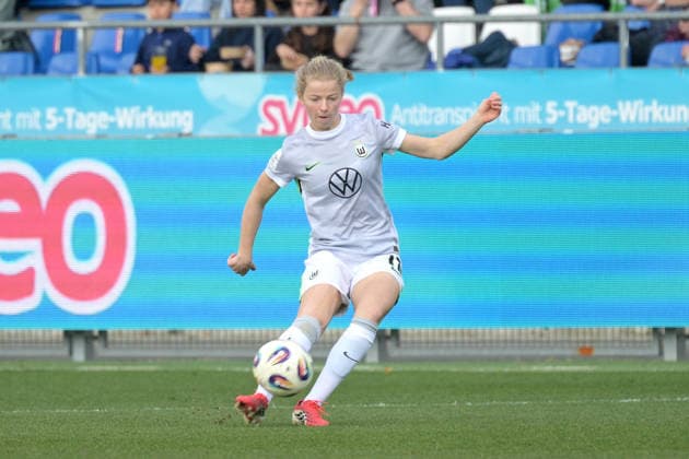 Justine Kielland (VfL Wolfsburg, 18) am mit Ball GER, TSG 1899 Hoffenheim vs. VfL Wolfsburg, Fussball, Google Pixel Frauen-Bundesliga, Saison 2025 2026, 21.03.2026 DFB DFL regulations prohibit any use of photographs as image sequences and or quasi-video GER, TSG 1899 Hoffenheim vs. VfL Wolfsburg, Fussball, Google Pixel Frauen-Bundesliga, Saison 2025 2026, 21.03.2026 Hoffenheim Copyright: xEibner-Pressefoto TobiasxBaurx EP_TBR