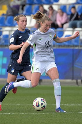 Janina Minge (VfL Wolfsburg, 6) am mit Ball im Zweikampf mit Laura Gloning (TSG 1899 Hoffenheim, 20) GER, TSG 1899 Hoffenheim vs. VfL Wolfsburg, Fussball, Google Pixel Frauen-Bundesliga, Saison 2025 2026, 21.03.2026 DFB DFL regulations prohibit any use of photographs as image sequences and or quasi-video GER, TSG 1899 Hoffenheim vs. VfL Wolfsburg, Fussball, Google Pixel Frauen-Bundesliga, Saison 2025 2026, 21.03.2026 Hoffenheim Copyright: xEibner-Pressefoto TobiasxBaurx EP_TBR