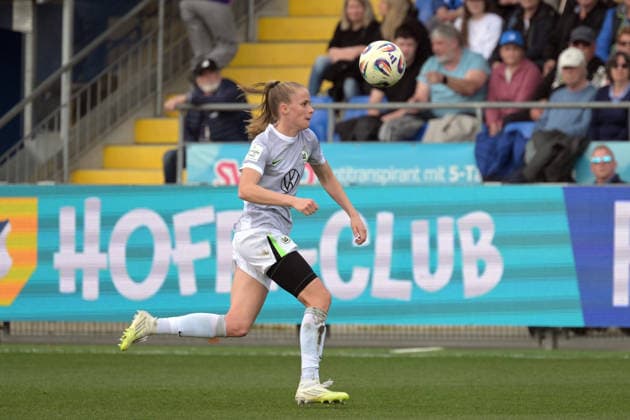Vivien Endemann (VfL Wolfsburg, 25) am mit Ball GER, TSG 1899 Hoffenheim vs. VfL Wolfsburg, Fussball, Google Pixel Frauen-Bundesliga, Saison 2025 2026, 21.03.2026 DFB DFL regulations prohibit any use of photographs as image sequences and or quasi-video GER, TSG 1899 Hoffenheim vs. VfL Wolfsburg, Fussball, Google Pixel Frauen-Bundesliga, Saison 2025 2026, 21.03.2026 Hoffenheim Copyright: xEibner-Pressefoto TobiasxBaurx EP_TBR