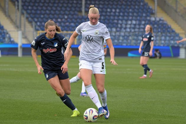 Ella Peddemors (VfL Wolfsburg, 05) am mit Ball im Zweikampf mit Lisann Kaut (TSG 1899 Hoffenheim, 04) GER, TSG 1899 Hoffenheim vs. VfL Wolfsburg, Fussball, Google Pixel Frauen-Bundesliga, Saison 2025 2026, 21.03.2026 DFB DFL regulations prohibit any use of photographs as image sequences and or quasi-video GER, TSG 1899 Hoffenheim vs. VfL Wolfsburg, Fussball, Google Pixel Frauen-Bundesliga, Saison 2025 2026, 21.03.2026 Hoffenheim Copyright: xEibner-Pressefoto TobiasxBaurx EP_TBR