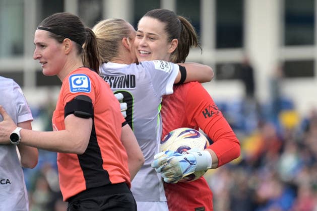 jubelt Jubel nach Sieg Spielende bei Stina Johannes (VfL Wolfsburg, 01) im Tor und Guro Bergsvand (VfL Wolfsburg, 20) GER, TSG 1899 Hoffenheim vs. VfL Wolfsburg, Fussball, Google Pixel Frauen-Bundesliga, Saison 2025 2026, 21.03.2026 DFB DFL regulations prohibit any use of photographs as image sequences and or quasi-video GER, TSG 1899 Hoffenheim vs. VfL Wolfsburg, Fussball, Google Pixel Frauen-Bundesliga, Saison 2025 2026, 21.03.2026 Hoffenheim Copyright: xEibner-Pressefoto TobiasxBaurx EP_TBR