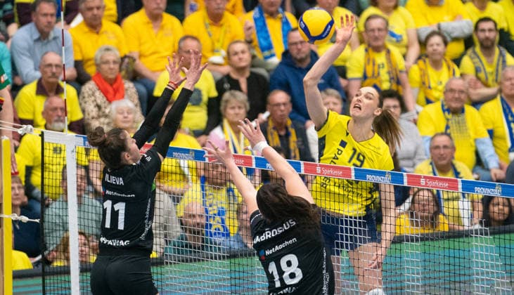 21.3.2026, Volleyball, Frauen, VBL, 1. VBL, 1. Volleyball-Bundesliga, Playoff, Viertelfinale, 1. Spiel, SSC Palmberg Schwerin - Ladies in Black Aachen Anna Artyshuk (SSC Palmberg Schwerin, re.) gegen Tsvetelina Ilieva (Ladies in Black Aachen, li.) und Lea Ambrosius (Ladies in Black Aachen, re.) Schwerin Palmberg Arena Mecklenburg-Vorpommern Deutschland