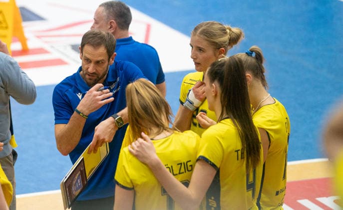 21.3.2026, Volleyball, Frauen, VBL, 1. VBL, 1. Volleyball-Bundesliga, Playoff, Viertelfinale, 1. Spiel, SSC Palmberg Schwerin - Ladies in Black Aachen Trainer Felix Koslowski (SSC Palmberg Schwerin, li.) gibt seinen Spielerinnen Anweisungen. Schwerin Palmberg Arena Mecklenburg-Vorpommern Deutschland