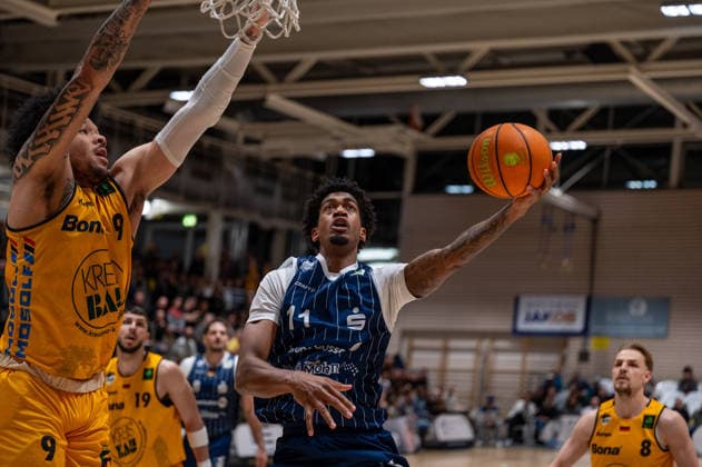 Tylan James Pope (Bozic Estriche Knights Kirchheim, 09), Dravon Mangum (VfL SparkassenStars Bochum, 11), GER, Bozic Estriche Knights Kirchheim vs VfL SparkassenStars Bochum, BARMER 2. Basketball Bundesliga, 28. Spieltag, Saison 2025 2026, 21.03.2026 GER, Bozic Estriche Knights Kirchheim vs VfL SparkassenStars Bochum, BARMER 2. Basketball Bundesliga, 28. Spieltag, Saison 2025 2026, 21.03.2026 Kirchheim unter Teck Copyright: xEibner-Pressefoto SilasxKunzx EP_SKZ