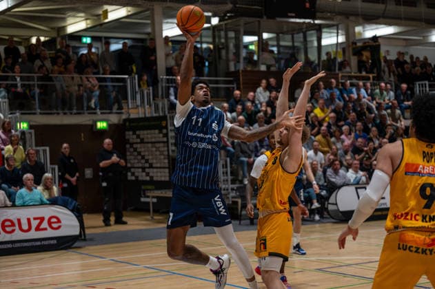 Dravon Mangum (VfL SparkassenStars Bochum, 11), Lucas Mayer (Bozic Estriche Knights Kirchheim, 08), GER, Bozic Estriche Knights Kirchheim vs VfL SparkassenStars Bochum, BARMER 2. Basketball Bundesliga, 28. Spieltag, Saison 2025 2026, 21.03.2026 GER, Bozic Estriche Knights Kirchheim vs VfL SparkassenStars Bochum, BARMER 2. Basketball Bundesliga, 28. Spieltag, Saison 2025 2026, 21.03.2026 Kirchheim unter Teck Copyright: xEibner-Pressefoto SilasxKunzx EP_SKZ