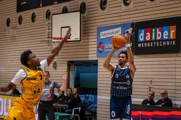 Charles Tyrone Harris Jr. (Bozic Estriche Knights Kirchheim, 03), Myreon Lamar Jones Jr (VfL SparkassenStars Bochum, 00), GER, Bozic Estriche Knights Kirchheim vs VfL SparkassenStars Bochum, BARMER 2. Basketball Bundesliga, 28. Spieltag, Saison 2025 2026, 21.03.2026 GER, Bozic Estriche Knights Kirchheim vs VfL SparkassenStars Bochum, BARMER 2. Basketball Bundesliga, 28. Spieltag, Saison 2025 2026, 21.03.2026 Kirchheim unter Teck Copyright: xEibner-Pressefoto SilasxKunzx EP_SKZ