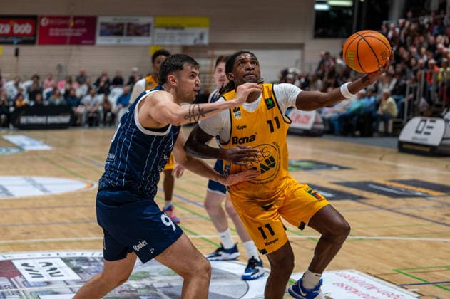 Aitor Julen Pickett Lazo (VfL SparkassenStars Bochum, 99), Tyrel Maurice Morgan (Bozic Estriche Knights Kirchheim, 11), GER, Bozic Estriche Knights Kirchheim vs VfL SparkassenStars Bochum, BARMER 2. Basketball Bundesliga, 28. Spieltag, Saison 2025 2026, 21.03.2026 GER, Bozic Estriche Knights Kirchheim vs VfL SparkassenStars Bochum, BARMER 2. Basketball Bundesliga, 28. Spieltag, Saison 2025 2026, 21.03.2026 Kirchheim unter Teck Copyright: xEibner-Pressefoto SilasxKunzx EP_SKZ