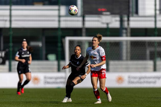 GER, Leipzig, Fußball, Google Pixel Frauen Bundesliga, 21. Spieltag, RB Leipzig vs. SC Freiburg im Bild v.l.: Nicole Ojukwu (SC Freiburg 06), Sandra Starke (RB Leipzig 13), Zweikampf, 22.03.2025, RB Leipzig Training Akademie Cottaweg Leipzig DFB REGULATIONS PROHIBIT ANY USE OF PHOTOGRAPHS AS IMAGE SEQUENCES AND OR QUASI-VIDEO, Copyright: HMBxMedia PaulxFritz