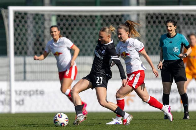 GER, Leipzig, Fußball, Google Pixel Frauen Bundesliga, 21. Spieltag, RB Leipzig vs. SC Freiburg im Bild v.l.: Sophie Nachtigall (SC Freiburg 27), Annabel Schasching (RB Leipzig 16), Zweikampf, 22.03.2025, RB Leipzig Training Akademie Cottaweg Leipzig DFB REGULATIONS PROHIBIT ANY USE OF PHOTOGRAPHS AS IMAGE SEQUENCES AND OR QUASI-VIDEO, Copyright: HMBxMedia PaulxFritz