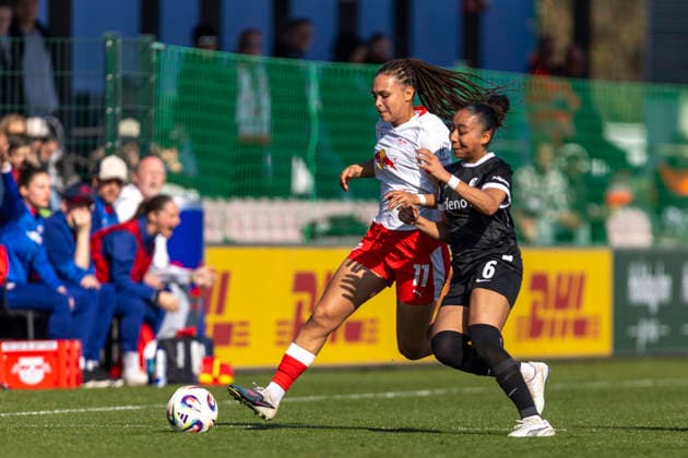 GER, Leipzig, Fußball, Google Pixel Frauen Bundesliga, 21. Spieltag, RB Leipzig vs. SC Freiburg im Bild v.l.: Lisa Baum (RB Leipzig 11), Nicole Ojukwu (SC Freiburg 06), Zweikampf, 22.03.2025, RB Leipzig Training Akademie Cottaweg Leipzig DFB REGULATIONS PROHIBIT ANY USE OF PHOTOGRAPHS AS IMAGE SEQUENCES AND OR QUASI-VIDEO, Copyright: HMBxMedia PaulxFritz