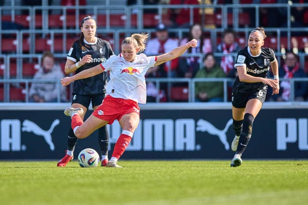22.03.2026, GER, Frauenfußball, BL, 2025 2026, RB Leipzig - SC Freiburg Marleen Schimmer (14, RB Leipzig), Freisteller, Aktion, mit Ball, Schuss Leipzig Trainingszentrum der Roten Bulle Sachsen Deutschland