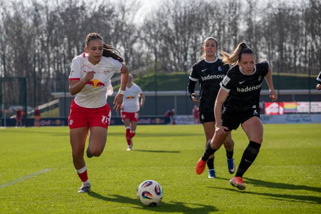 GER, Leipzig, Fußball, Google Pixel Frauen Bundesliga, 21. Spieltag, RB Leipzig vs. SC Freiburg im Bild v.l.: Lisa Baum (RB Leipzig 11), Lisa Karl (SC Freiburg 02), Zweikampf, 22.03.2025, RB Leipzig Training Akademie Cottaweg Leipzig DFB REGULATIONS PROHIBIT ANY USE OF PHOTOGRAPHS AS IMAGE SEQUENCES AND OR QUASI-VIDEO, Copyright: HMBxMedia PaulxFritz