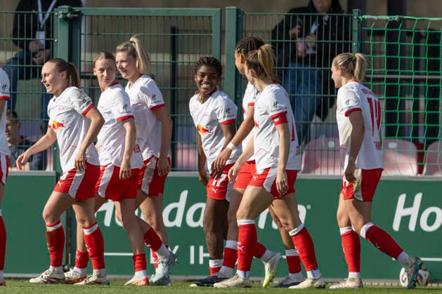 GER, Leipzig, Fußball, Google Pixel Frauen Bundesliga, 21. Spieltag, RB Leipzig vs. SC Freiburg im Bild v.l.: RB Leipzig Torjubel, Mannschaft, jubelnd, lachend, Emotion, 22.03.2025, RB Leipzig Training Akademie Cottaweg Leipzig DFB REGULATIONS PROHIBIT ANY USE OF PHOTOGRAPHS AS IMAGE SEQUENCES AND OR QUASI-VIDEO, Copyright: HMBxMedia PaulxFritz