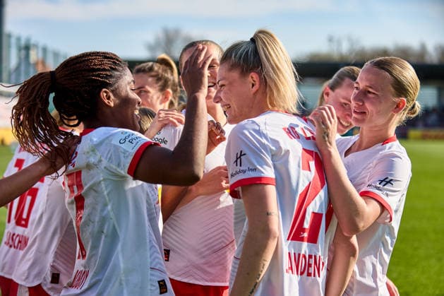 22.03.2026, GER, Frauenfußball, BL, 2025 2026, RB Leipzig - SC Freiburg Delice Boboy (17, RB Leipzig, li.), Julia Landenberger (21, RB Leipzig), jubeln nach 1:0 Leipzig Trainingszentrum der Roten Bulle Sachsen Deutschland
