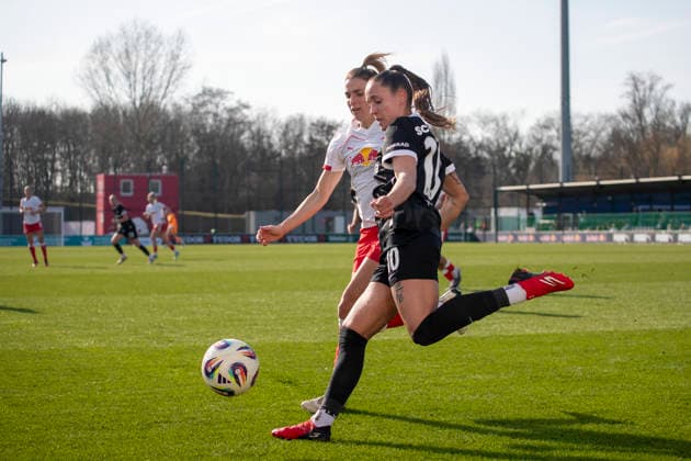 GER, Leipzig, Fußball, Google Pixel Frauen Bundesliga, 21. Spieltag, RB Leipzig vs. SC Freiburg im Bild v.l.: Sandra Starke (RB Leipzig 13), Selina Vobian (SC Freiburg 10), Zweikampf, 22.03.2025, RB Leipzig Training Akademie Cottaweg Leipzig DFB REGULATIONS PROHIBIT ANY USE OF PHOTOGRAPHS AS IMAGE SEQUENCES AND OR QUASI-VIDEO, Copyright: HMBxMedia PaulxFritz
