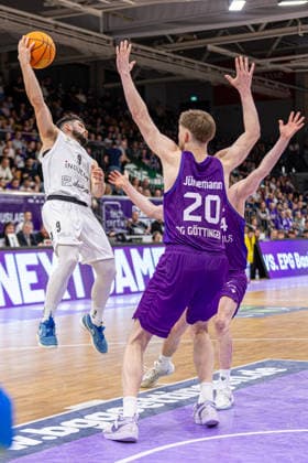 ProA, BG Goettingen vs. Artland Dragons, Sparkassen-Arena Goettingen; 22.03.2026 ProA, Goettingen, Germany - 22.03.2026: Buzz Anthony (Artland Dragons, 9) im Kampf gegen Daniel Kirchner (BG Goettingen, 4) und Janis Juenemann (BG Goettingen, 20), Barmer ProA 2. Basketball Bundesliga, Spiel der BG Goettingen vs. Artland Dragons, Sparkassen-Arena Goettingen Copyright: xBEAUTIFULxSPORTS Freudensteinx
