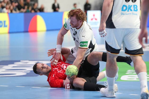 22.03.2026, xgox, Handball, EM-Qualifikation, Deutschland - Aegypten emspor v.l. Nabil Sherif (Aegypten, 2), Tom Kiesler (Deutschland, 30) Zweikampf, Duell, Kampf, tackle Bremen