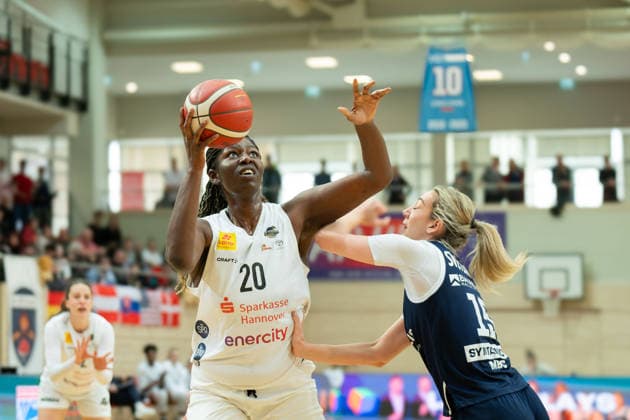 Serena Manala (Luchse, 20), Sona Svetlikova (Lions, 15), Syntainics MBC vs. TK Hannover Luchse, Frauen, Basketball, 1. Bundesliga, DBBL, Hauptrunde, 21. Spieltag, Saison 2025 26, 22.03.2026. Halle SWH Arena Sachsen-Anhalt Deutschland