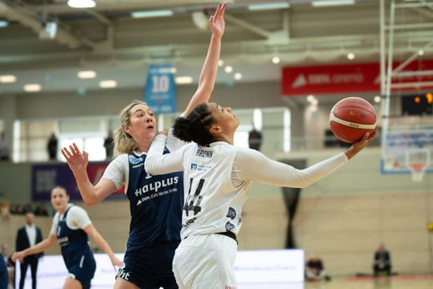 Sona Svetlikova (Lions, 15), Alyssa Brown (Luchse, 44), Syntainics MBC vs. TK Hannover Luchse, Frauen, Basketball, 1. Bundesliga, DBBL, Hauptrunde, 21. Spieltag, Saison 2025 26, 22.03.2026. Halle SWH Arena Sachsen-Anhalt Deutschland