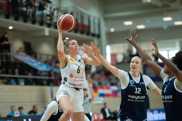Marie Reichert (Luchse, 6), Anna Alborova (Lions, 12), Khalis Cain (Lions, 5), Syntainics MBC vs. TK Hannover Luchse, Frauen, Basketball, 1. Bundesliga, DBBL, Hauptrunde, 21. Spieltag, Saison 2025 26, 22.03.2026. Halle SWH Arena Sachsen-Anhalt Deutschland