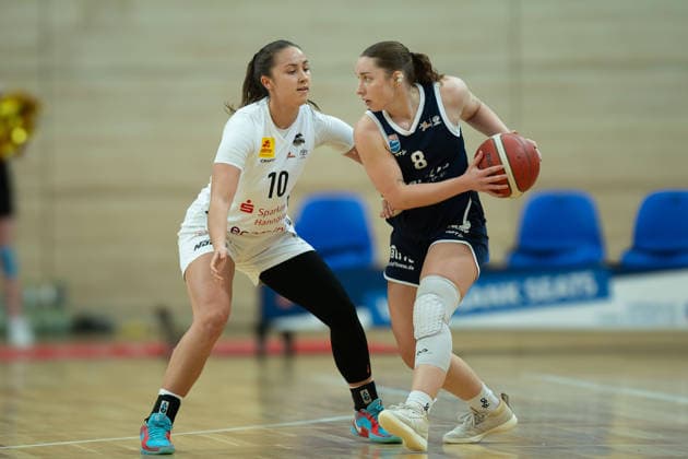 Hannah Simental (Luchse, 10), Anna Suckstorff (Lions, 8), Syntainics MBC vs. TK Hannover Luchse, Frauen, Basketball, 1. Bundesliga, DBBL, Hauptrunde, 21. Spieltag, Saison 2025 26, 22.03.2026. Halle SWH Arena Sachsen-Anhalt Deutschland