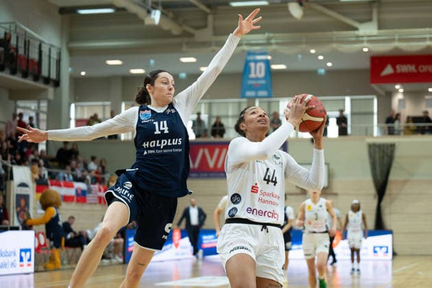 Katelyn Shumate (Lions, 14), Alyssa Brown (Luchse, 44), Syntainics MBC vs. TK Hannover Luchse, Frauen, Basketball, 1. Bundesliga, DBBL, Hauptrunde, 21. Spieltag, Saison 2025 26, 22.03.2026. Halle SWH Arena Sachsen-Anhalt Deutschland