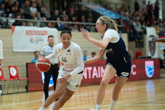 Alyssa Brown (Luchse, 44), Sona Svetlikova (Lions, 15), Syntainics MBC vs. TK Hannover Luchse, Frauen, Basketball, 1. Bundesliga, DBBL, Hauptrunde, 21. Spieltag, Saison 2025 26, 22.03.2026. Halle SWH Arena Sachsen-Anhalt Deutschland