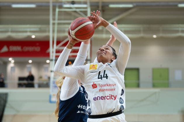 Sydney Erikstrup (Lions, 40), Alyssa Brown (Luchse, 44), Syntainics MBC vs. TK Hannover Luchse, Frauen, Basketball, 1. Bundesliga, DBBL, Hauptrunde, 21. Spieltag, Saison 2025 26, 22.03.2026. Halle SWH Arena Sachsen-Anhalt Deutschland
