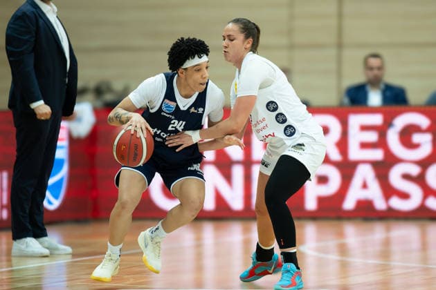 Liz Smith (Lions, 24), Hannah Simental (Luchse, 10), Syntainics MBC vs. TK Hannover Luchse, Frauen, Basketball, 1. Bundesliga, DBBL, Hauptrunde, 21. Spieltag, Saison 2025 26, 22.03.2026. Halle SWH Arena Sachsen-Anhalt Deutschland