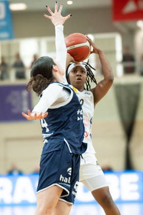 Katelyn Shumate (Lions, 14), Lashae Dwyer (Luchse, 2), Syntainics MBC vs. TK Hannover Luchse, Frauen, Basketball, 1. Bundesliga, DBBL, Hauptrunde, 21. Spieltag, Saison 2025 26, 22.03.2026. Halle SWH Arena Sachsen-Anhalt Deutschland