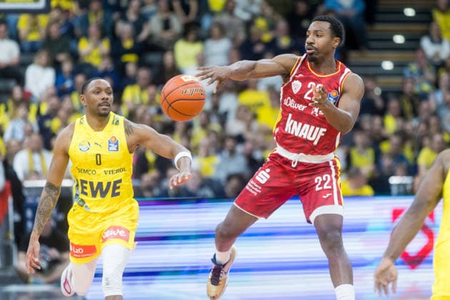 Oldenburg, Niedersachsen, DEU, 22.03.2026, Johnathan Stove (Mitte, Fitness First Würzburg Baskets), Kyle Lofton (links, EWE Baskets Oldenburg) und Christopher Clemons (rechts, EWE Baskets Oldenburg). EWE Baskets Oldenburg vs. Fitness First Würzburg Baskets. Basketball. 1. Basketball-Bundesliga Saison 2025 2026, 23. Spieltag, Grosse EWE Arena. EWE Baskets Oldenburg vs. Fitness First Würzburg Baskets