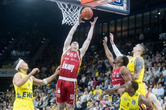 Oldenburg, Niedersachsen, DEU, 22.03.2026, Christian Skladanowski (Mitte, Fitness First Würzburg Baskets) und Nicholas Tischler (links, EWE Baskets Oldenburg), Johnathan Stove (Mitte, Fitness First Würzburg Baskets). Tomislav Zubcic (rechts, EWE Baskets Oldenburg) und Kyle Lofton (rechts, EWE Baskets Oldenburg). EWE Baskets Oldenburg vs. Fitness First Würzburg Baskets. Basketball. 1. Basketball-Bundesliga Saison 2025 2026, 23. Spieltag, Grosse EWE Arena. EWE Baskets Oldenburg vs. Fitness First Würzburg Baskets