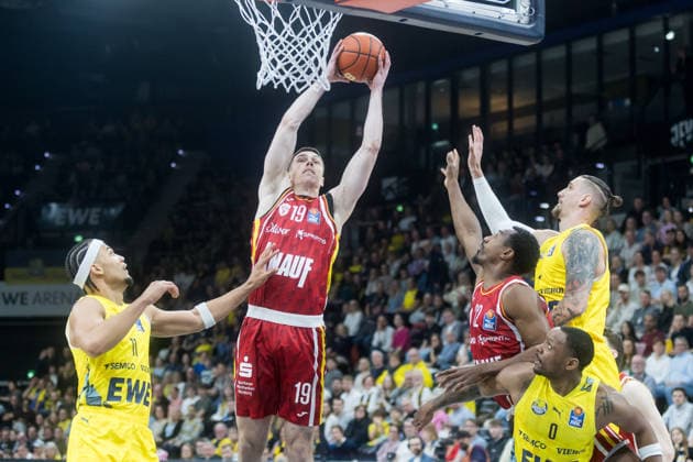 Oldenburg, Niedersachsen, DEU, 22.03.2026, Christian Skladanowski (Mitte, Fitness First Würzburg Baskets) und Nicholas Tischler (links, EWE Baskets Oldenburg), Johnathan Stove (Mitte, Fitness First Würzburg Baskets). Tomislav Zubcic (rechts, EWE Baskets Oldenburg) und Kyle Lofton (rechts, EWE Baskets Oldenburg). EWE Baskets Oldenburg vs. Fitness First Würzburg Baskets. Basketball. 1. Basketball-Bundesliga Saison 2025 2026, 23. Spieltag, Grosse EWE Arena. EWE Baskets Oldenburg vs. Fitness First Würzburg Baskets