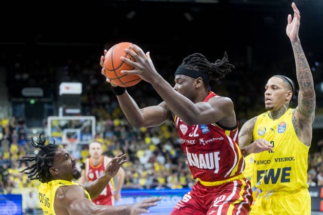 Oldenburg, Niedersachsen, DEU, 22.03.2026, Charles Thompson (Mitte, Fitness First Würzburg Baskets), Christopher Clemons (links, EWE Baskets Oldenburg) und Michale Kyser (rechts, EWE Baskets Oldenburg), EWE Baskets Oldenburg vs. Fitness First Würzburg Baskets. Basketball. 1. Basketball-Bundesliga Saison 2025 2026, 23. Spieltag, Grosse EWE Arena. EWE Baskets Oldenburg vs. Fitness First Würzburg Baskets
