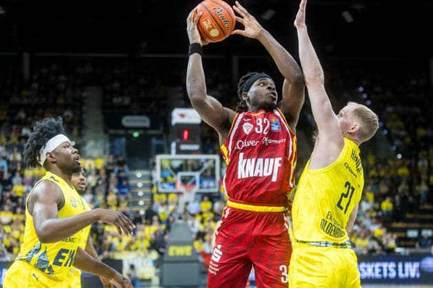 Oldenburg, Niedersachsen, DEU, 22.03.2026, Charles Thompson (Mitte, Fitness First Würzburg Baskets), Seth Hinrichs (rechts, EWE Baskets Oldenburg) und Brian Fobbs (links, EWE Baskets Oldenburg). EWE Baskets Oldenburg vs. Fitness First Würzburg Baskets. Basketball. 1. Basketball-Bundesliga Saison 2025 2026, 23. Spieltag, Grosse EWE Arena. EWE Baskets Oldenburg vs. Fitness First Würzburg Baskets
