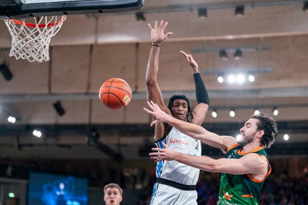 Clay Guillozet (Gladiators Trier, 04) Pass, Karl Gamble (Veolia Towers Hamburg, 27), GER, Veolia Towers Hamburg vs VET-CONCEPT Gladiators Trier, Basketball, Bundesliga, Spieltag 15, Saison 2025 2026, 22.03.2026 GER, Veolia Towers Hamburg vs VET-CONCEPT Gladiators Trier, Basketball, Bundesliga, Spieltag 15, Saison 2025 2026, 22.03.2026 Hamburg Copyright: xEibner-Pressefoto MaxxVincenx EP_MVN