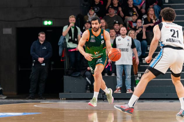 Behnam Yakhchali Dehkordi (Gladiators Trier, 08) im Dribbling gegen Devon Daniels (Veolia Towers Hamburg, 21), GER, Veolia Towers Hamburg vs VET-CONCEPT Gladiators Trier, Basketball, Bundesliga, Spieltag 15, Saison 2025 2026, 22.03.2026 GER, Veolia Towers Hamburg vs VET-CONCEPT Gladiators Trier, Basketball, Bundesliga, Spieltag 15, Saison 2025 2026, 22.03.2026 Hamburg Copyright: xEibner-Pressefoto MaxxVincenx EP_MVN