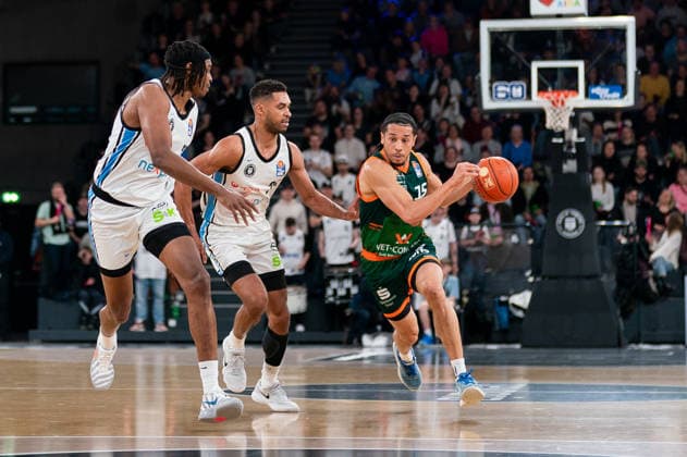 Jordan Roland (Gladiators Trier, 15) im Dribbling gegen Kenneth Ogbe (Veolia Towers Hamburg, 25), Karl Gamble (Veolia Towers Hamburg, 27), GER, Veolia Towers Hamburg vs VET-CONCEPT Gladiators Trier, Basketball, Bundesliga, Spieltag 15, Saison 2025 2026, 22.03.2026 GER, Veolia Towers Hamburg vs VET-CONCEPT Gladiators Trier, Basketball, Bundesliga, Spieltag 15, Saison 2025 2026, 22.03.2026 Hamburg Copyright: xEibner-Pressefoto MaxxVincenx EP_MVN