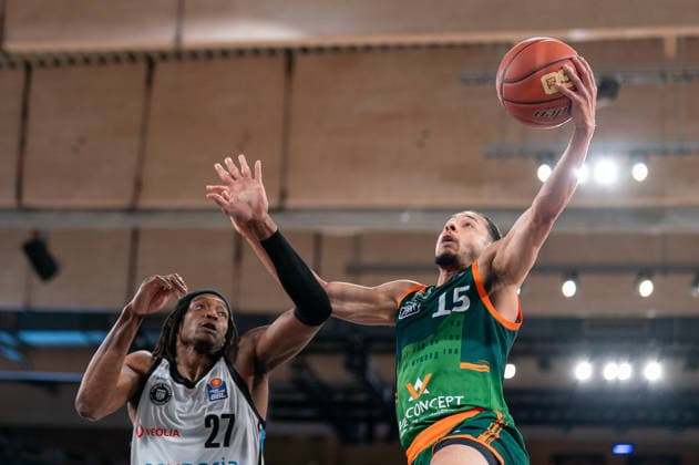 Jordan Roland (Gladiators Trier, 15) beim Korbleger, Karl Gamble (Veolia Towers Hamburg, 27), GER, Veolia Towers Hamburg vs VET-CONCEPT Gladiators Trier, Basketball, Bundesliga, Spieltag 15, Saison 2025 2026, 22.03.2026 GER, Veolia Towers Hamburg vs VET-CONCEPT Gladiators Trier, Basketball, Bundesliga, Spieltag 15, Saison 2025 2026, 22.03.2026 Hamburg Copyright: xEibner-Pressefoto MaxxVincenx EP_MVN