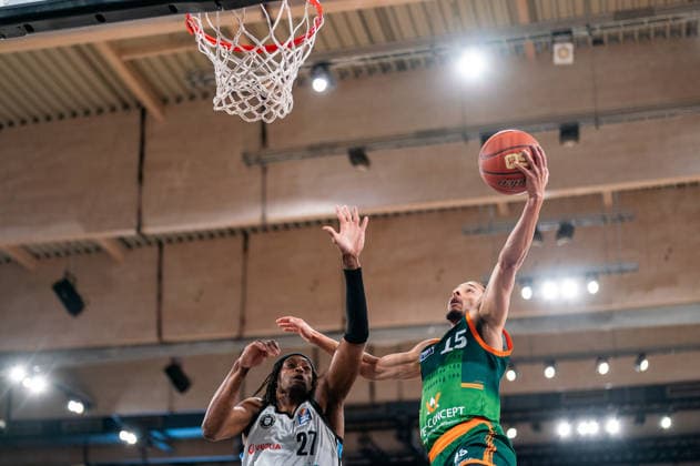 Jordan Roland (Gladiators Trier, 15) beim Korbleger, Karl Gamble (Veolia Towers Hamburg, 27), GER, Veolia Towers Hamburg vs VET-CONCEPT Gladiators Trier, Basketball, Bundesliga, Spieltag 15, Saison 2025 2026, 22.03.2026 GER, Veolia Towers Hamburg vs VET-CONCEPT Gladiators Trier, Basketball, Bundesliga, Spieltag 15, Saison 2025 2026, 22.03.2026 Hamburg Copyright: xEibner-Pressefoto MaxxVincenx EP_MVN