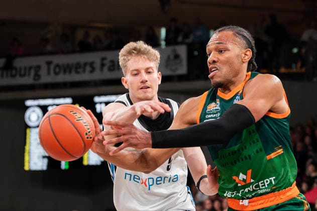 George King (Gladiators Trier, 94) im Zweikampf mit Zsombor Maronka (Veolia Towers Hamburg, 05), GER, Veolia Towers Hamburg vs VET-CONCEPT Gladiators Trier, Basketball, Bundesliga, Spieltag 15, Saison 2025 2026, 22.03.2026 GER, Veolia Towers Hamburg vs VET-CONCEPT Gladiators Trier, Basketball, Bundesliga, Spieltag 15, Saison 2025 2026, 22.03.2026 Hamburg Copyright: xEibner-Pressefoto MaxxVincenx EP_MVN