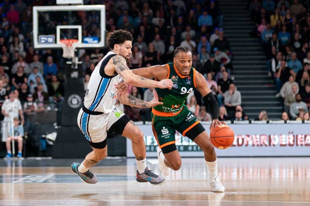 George King (Gladiators Trier, 94) im Dribbling gegen Devon Daniels (Veolia Towers Hamburg, 21), GER, Veolia Towers Hamburg vs VET-CONCEPT Gladiators Trier, Basketball, Bundesliga, Spieltag 15, Saison 2025 2026, 22.03.2026 GER, Veolia Towers Hamburg vs VET-CONCEPT Gladiators Trier, Basketball, Bundesliga, Spieltag 15, Saison 2025 2026, 22.03.2026 Hamburg Copyright: xEibner-Pressefoto MaxxVincenx EP_MVN
